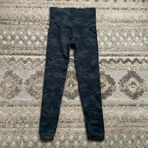 Spanx Look At Me Now Black Camo Leggings Small